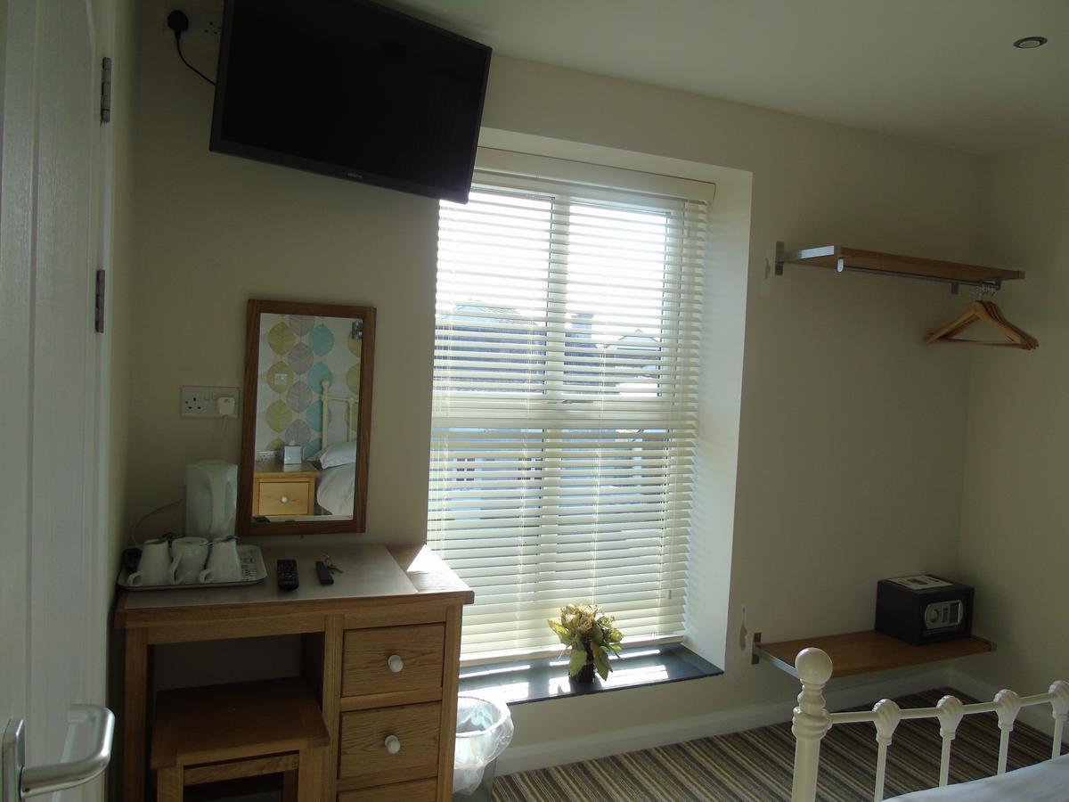 Отель Kings Head Capel Hendre Экстерьер фото