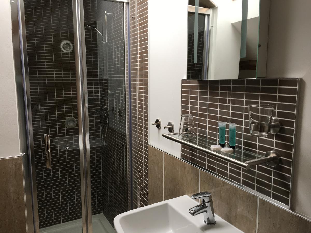 Отель Kings Head Capel Hendre Экстерьер фото