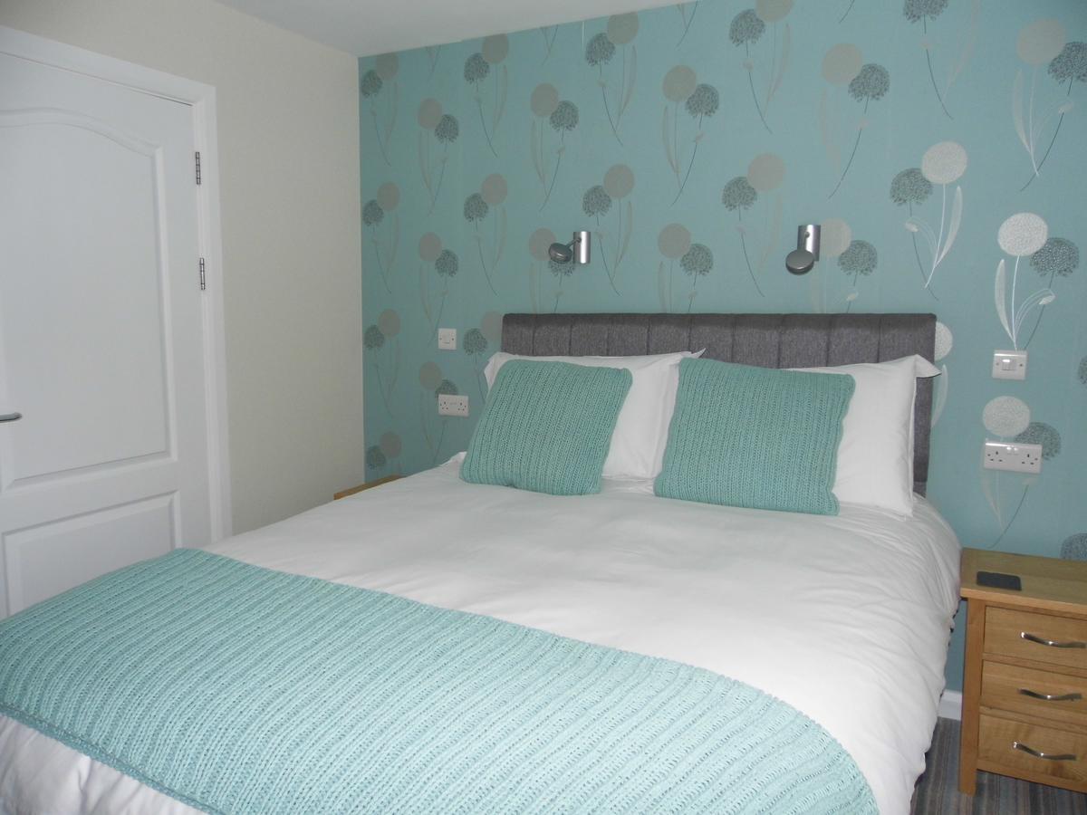 Отель Kings Head Capel Hendre Экстерьер фото
